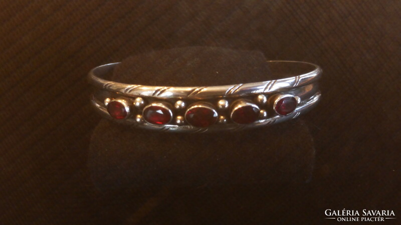 Solid silver bracelet with burgundy stones
