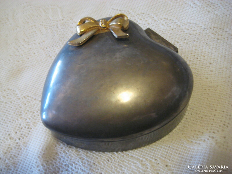 Alpaca metal jewelry holder, heart-shaped, lined, with brass bow, 11 x 11 x 5 cm