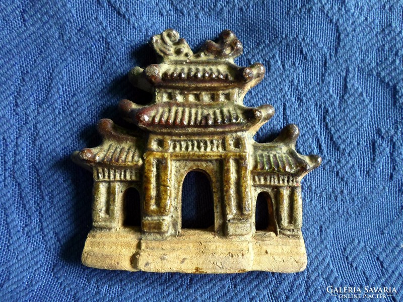 Régi ázsiai kerámia pagoda télikertbe, vagy akváriumba