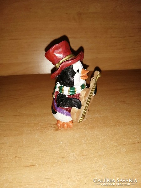Aranyos piros cilinderes muzsikus gitározó pingvin figura karácsonyi díszlethez is 9 cm magas (po-2)