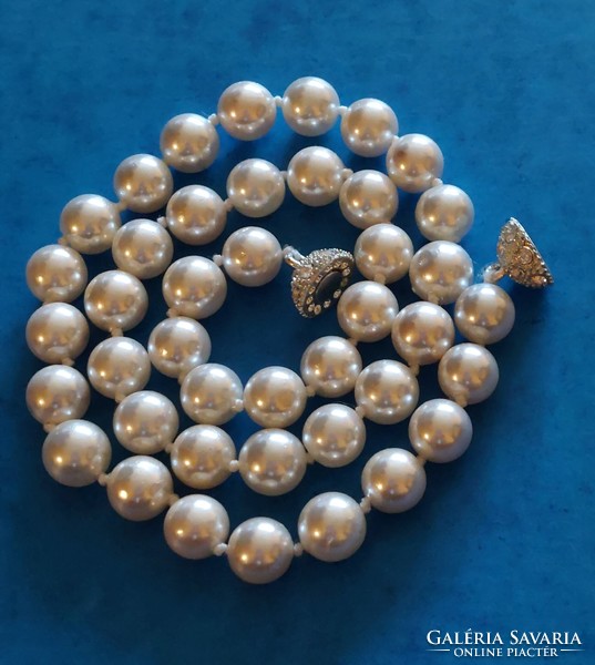 Nagyon szép fehér shell pearl, kagylógyöngy nyaklánc strasszköves, mágneses kapoccsal