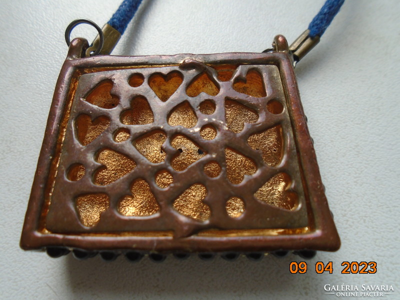 Tűzaranyozott bronz miniatűr duplafalú Gucci táska medál , fűzőn.