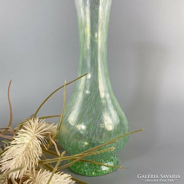Pasztell zöld nyári üveg váza