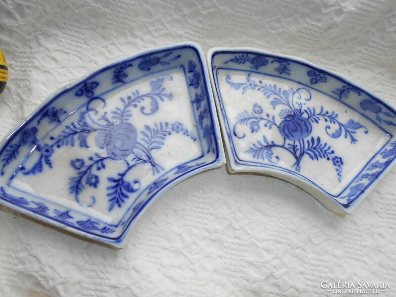 2 porcelain bowls with a Meissen pattern - the price applies to 2 pieces