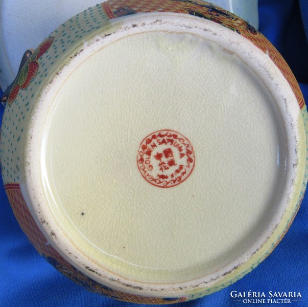 Golden satsuma porcelán tál,fedővel,jelzett,kép szerinti állapotban,tál 11 cm magas fedővel.