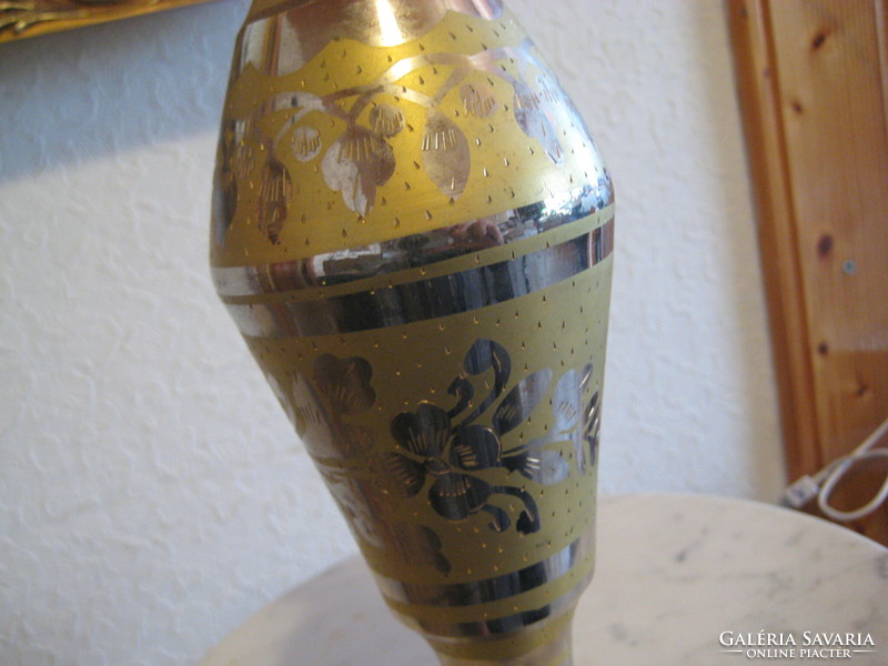 Szépen cizellált mags karcsú , vésett   sárgaréz váza  , használatban még nem volt  7 x 27 cm cm