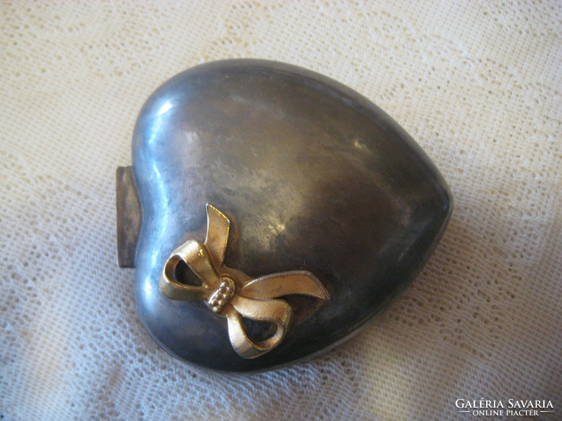 Alpaca metal jewelry holder, heart-shaped, lined, with brass bow, 11 x 11 x 5 cm