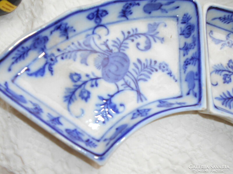 2 porcelain bowls with a Meissen pattern - the price applies to 2 pieces