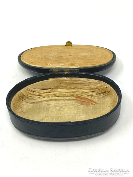 Antik bőr borítású fa ovális ékszertartó doboz CZ