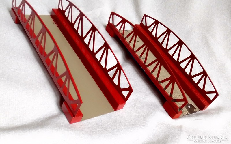 Két antik régi piros Kibri híd 0-ás vonat vasút modell US Zone1945 terepasztal kiegészítő lemezjáték