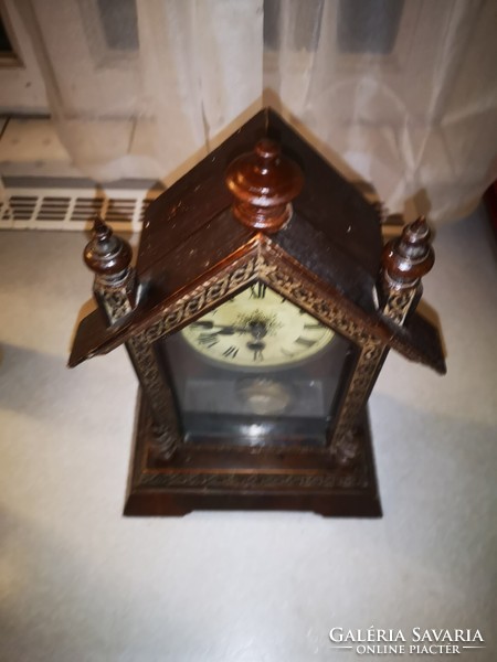 Antik faragott kisebb méretű falióra, asztali óra 1800-as évek kedves kecses óra, Könyvtár óra.