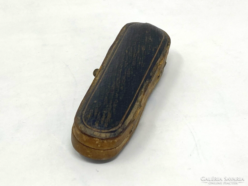 Antique Feldbsberg Zsigmond wooden earring holder with amber earring cz