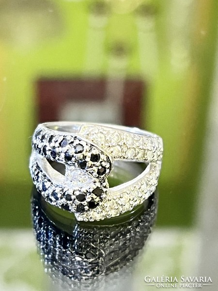 Káprázatos ezüst gyűrű, fekete és fehér cirkónia kövekkel ékesítve