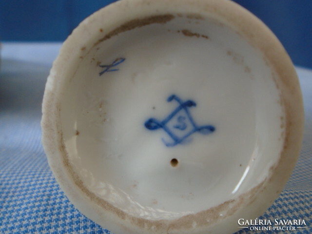 Miniature sevres porcelain from the 1750s, unfortunately damaged, 9.5 cm