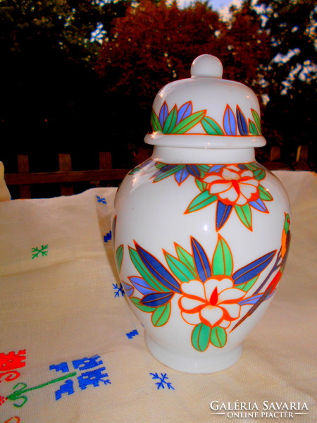 Covered porcelain vase with birds