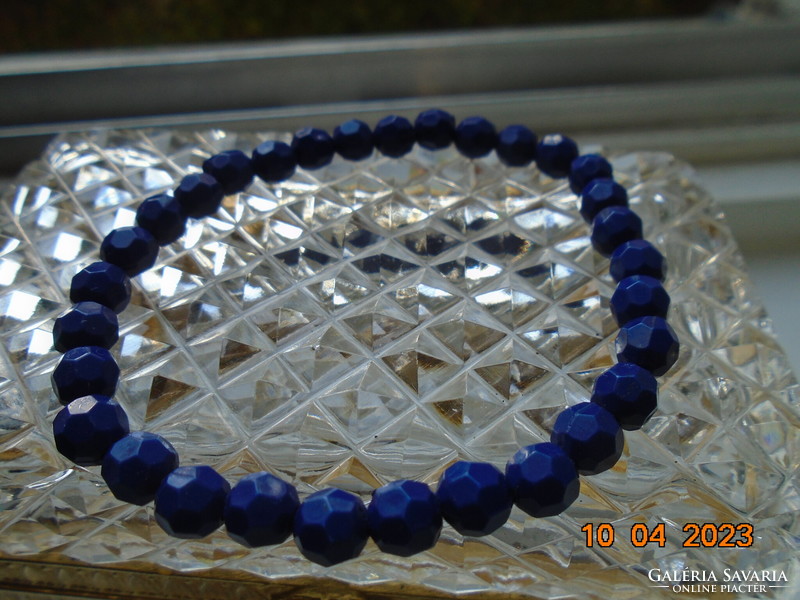 Elastic bracelet made of royal blue faceted pearls