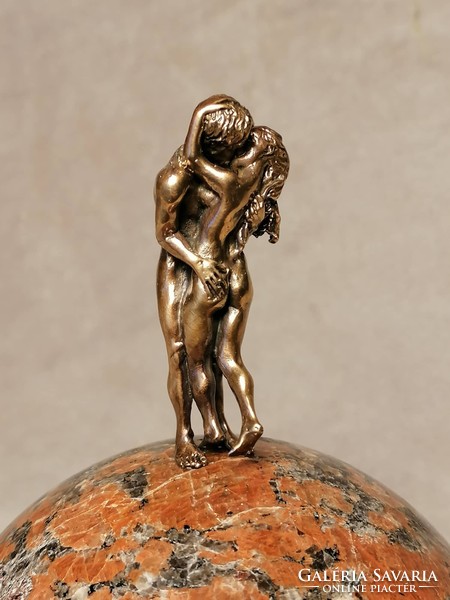 Szerelmesek bronz szobor miniatúra vörös gránit gömbön