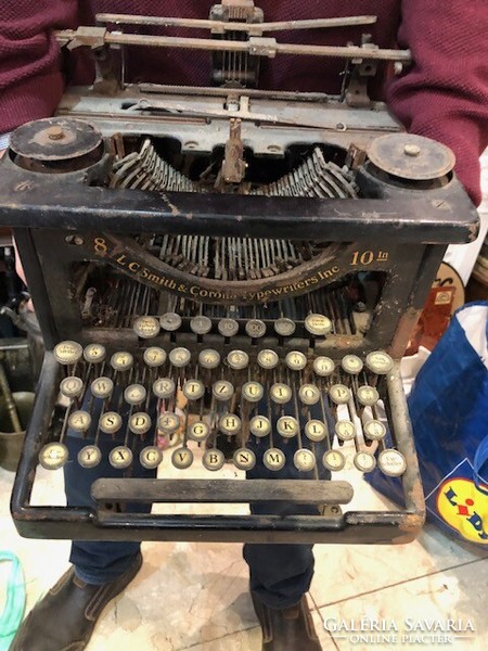 L. C. Smith and company typewriter from 1905, excellent for collectors.