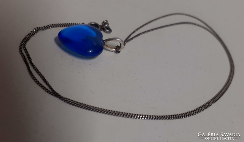 Szép állapotú ezüstözött akasztón kék muránói üveg szív alakú medál ezüst láncon