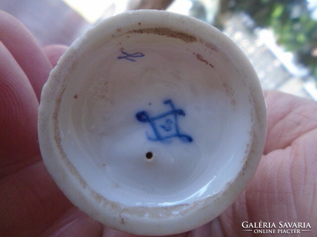 Miniatűr SEVRES porcelán az 1750-es évekből, sajnos sérült, 9,5 cm