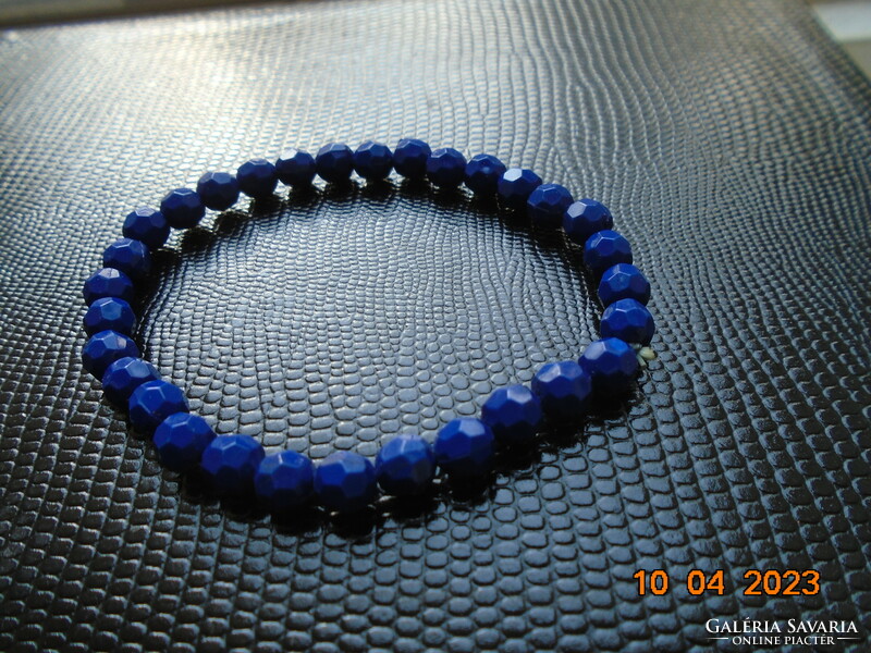 Elastic bracelet made of royal blue faceted pearls