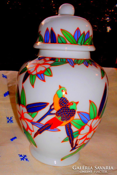 Covered porcelain vase with birds