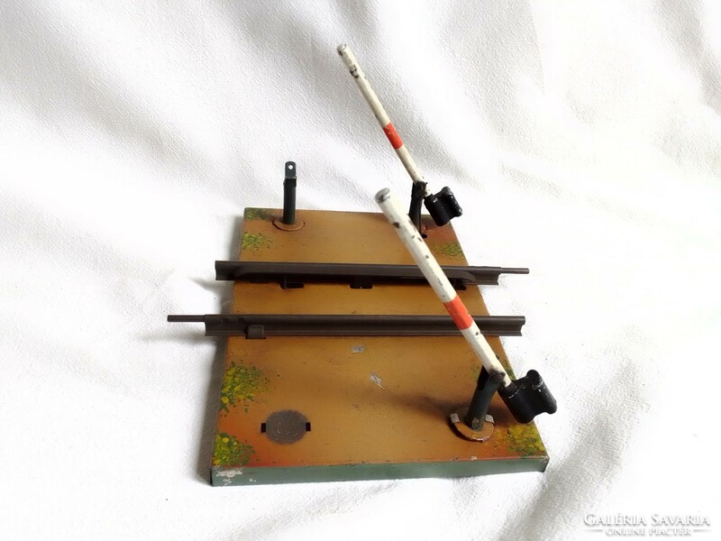 Antique old Märklin railway crossing with barrier 0 train model field table additional board game
