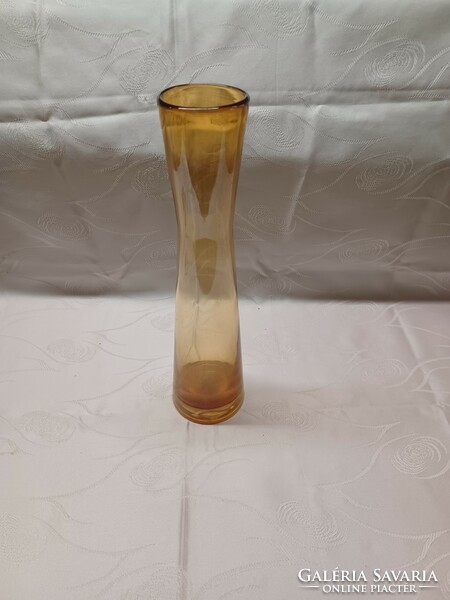 Borostyán színű üveg váza