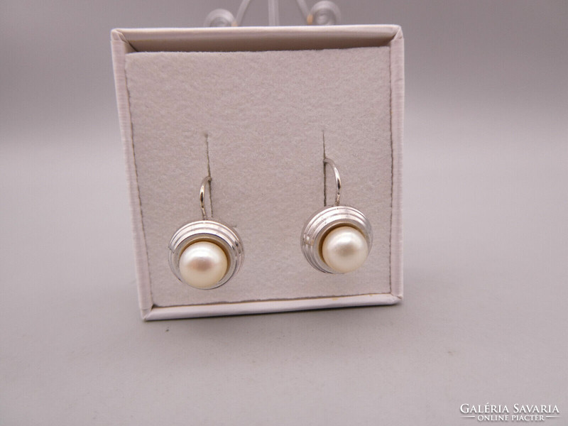 Art deco white gold earrings with a pair of pearls