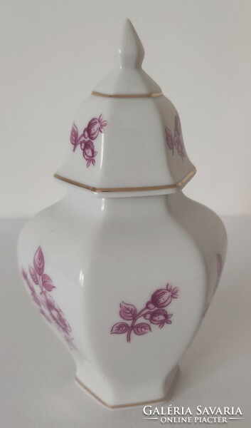 Hollóházi porcelán fedeles váza. Hófehér alapon sötétrózsaszín virágmintával