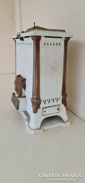 Perpetuum stove, including ash box