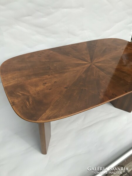 Coffee table with adjustable height