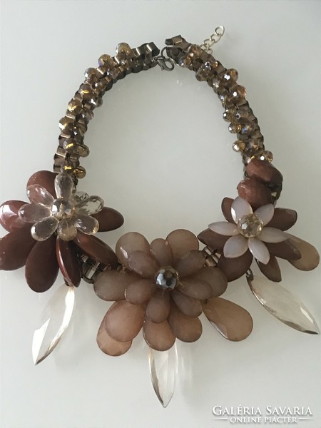 Elegant fashionable necklaces with huge flowers, 50 cm long