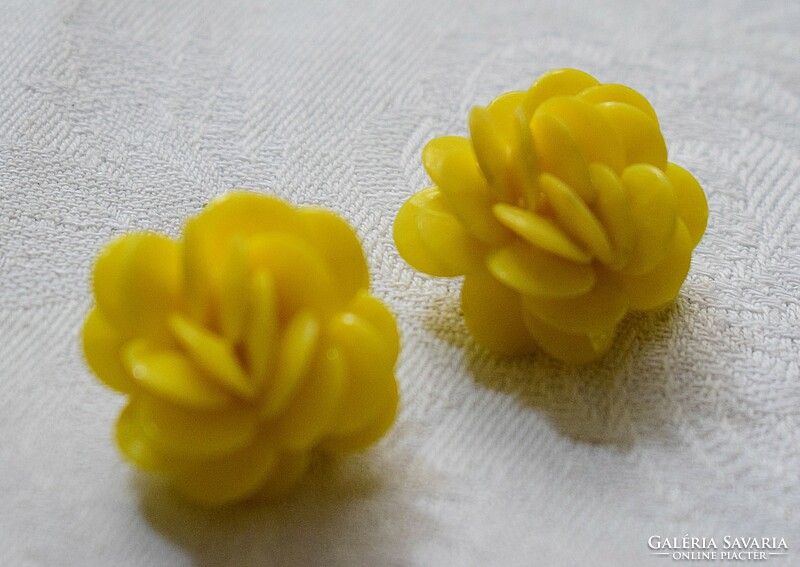 Old clip, earring retro jewelry 2.5 cm yellow 