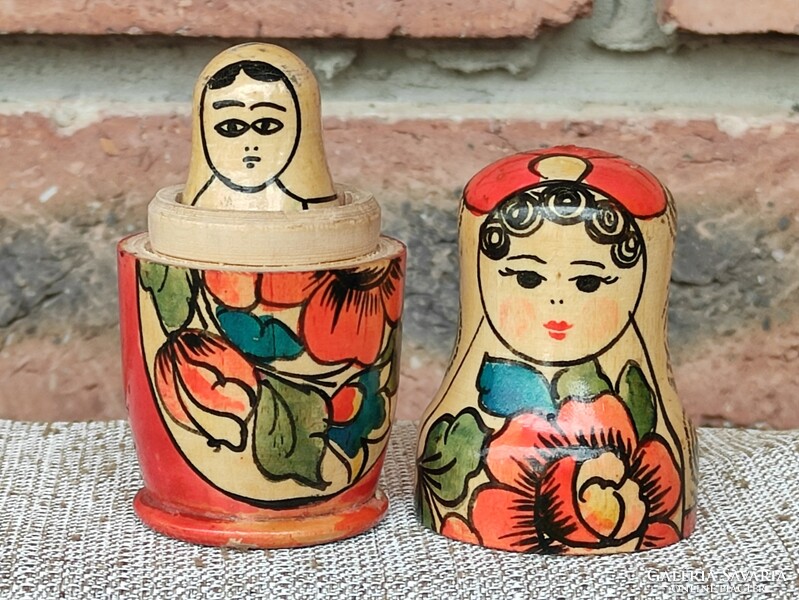 2 Matryoshka dolls