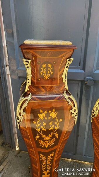 Inlaid pedestal with a pair of marble slabs