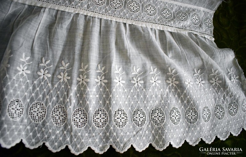 Rendkívül dekoratív vékony hímzés pamut föggöny babaruha drapéria vitrázs készítéshez 80 x 48cm