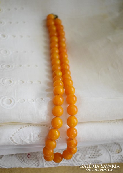 Old pearl necklace retro bijou 43 cm amber colored plastic