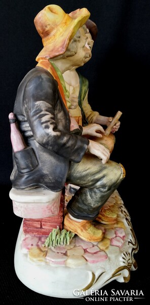 Dt/178 – pair of capodimonte sculptures - discourse