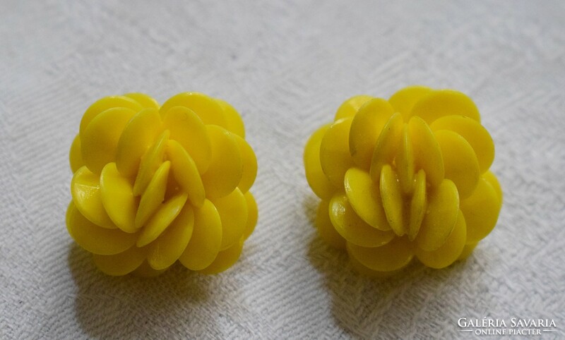 Old clip, earring retro jewelry 2.5 cm yellow 