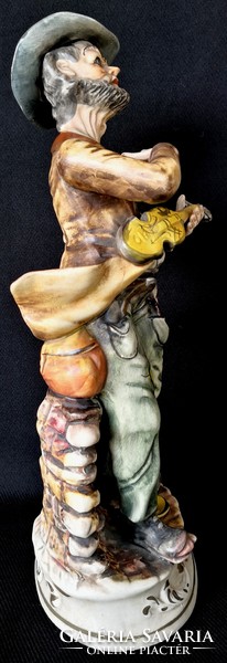 DT/177 – Capodimonte nagy méretű zenélő koldus figurális dísz
