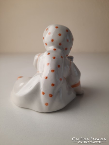 Zsolnay porcelán szobor, ülő kislány figura korsóval