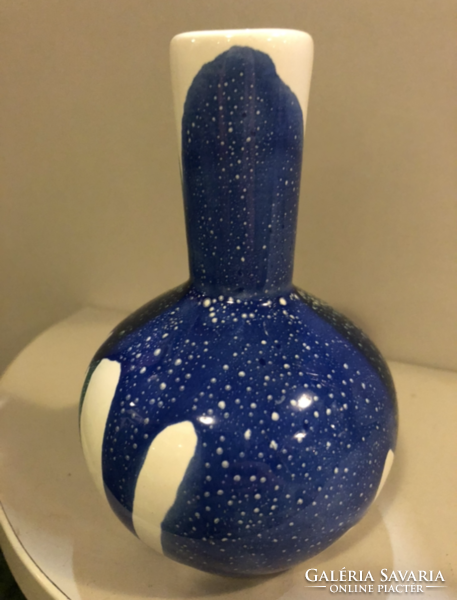 Kisméretű váza, kézimunka élénk kék színekkel