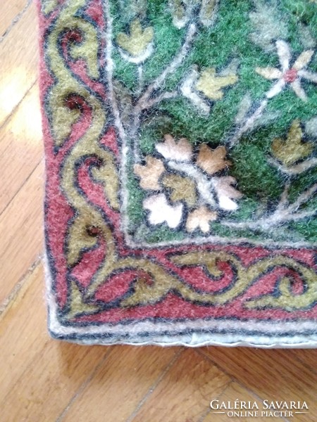 Retro wool carpet (felted)