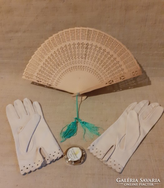 Old white half-length gloves in nice new condition with accessories and a wide copper bracelet