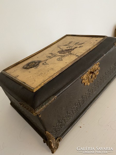 Beautiful fish head beaten leather box for renovation