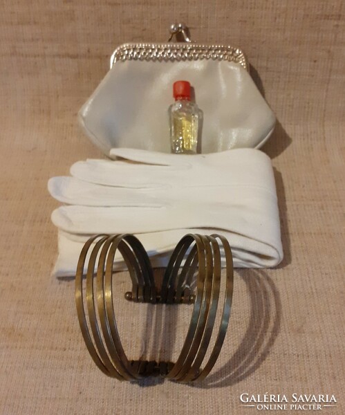 Old white half-length gloves in nice new condition with accessories and a wide copper bracelet