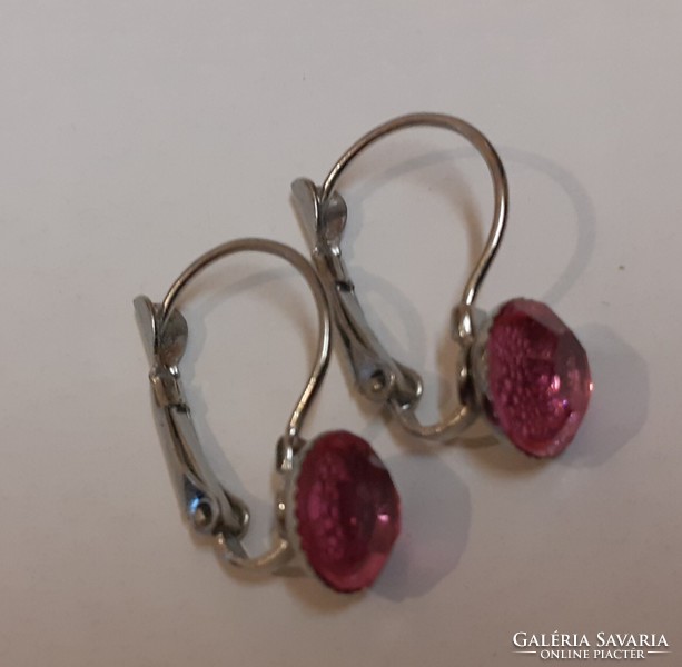 Hook-on earrings in good condition with a pendant studded with a polished rose-colored stone