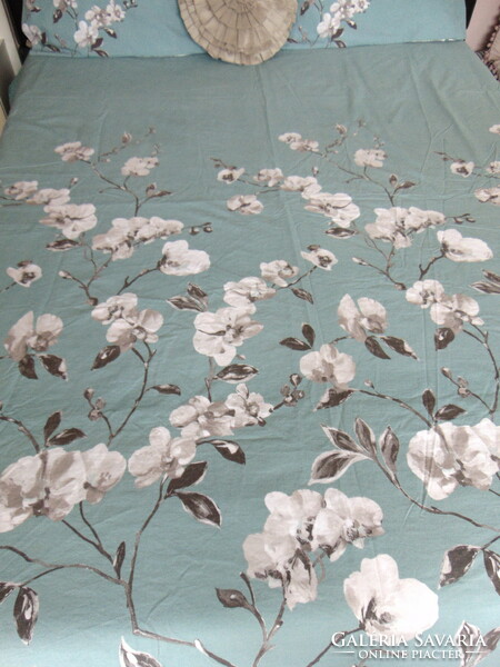 Szépséges pamut ágynemű olajfazöld alapon fehér virágos