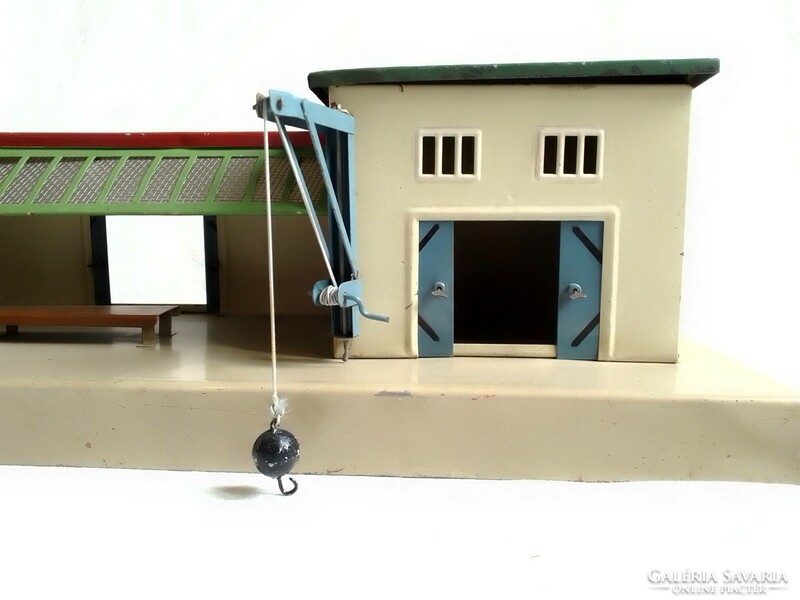 Antik régi Kibri 0-ás vasút modell állomás poggyász rakodó daru épület US Zone 1945-49 terepasztal